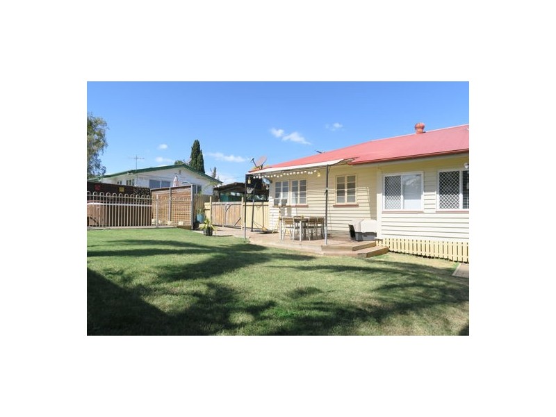15 Hayes Street, Raceview QLD 4305