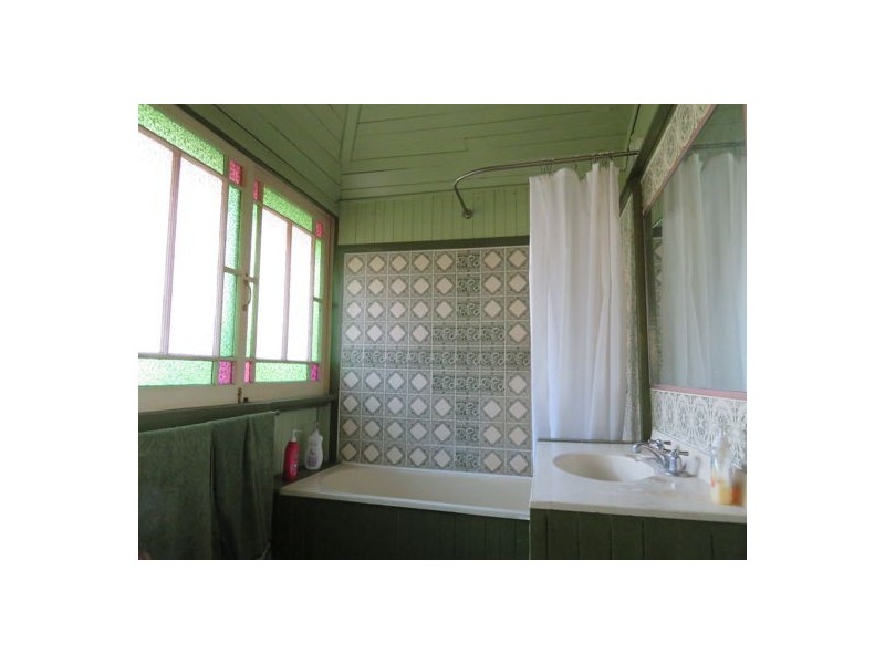 15 Brisbane Road, Dinmore QLD 4303