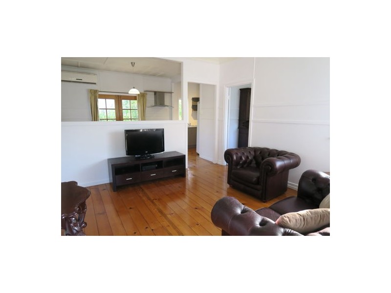 11 Cemetery Road, Raceview QLD 4305