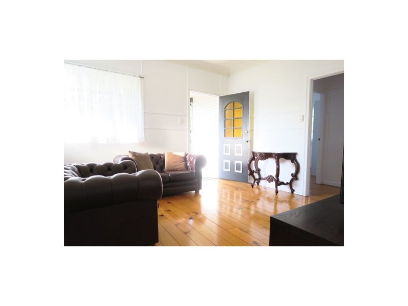 11 Cemetery Road, Raceview QLD 4305