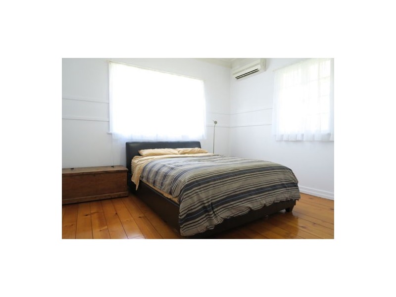 11 Cemetery Road, Raceview QLD 4305