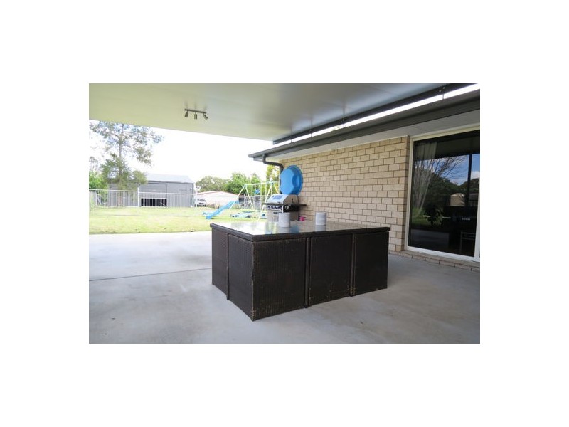 11 Hall Street, Peak Crossing QLD 4306