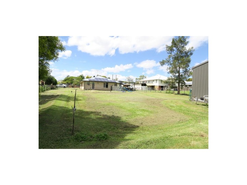 11 Hall Street, Peak Crossing QLD 4306