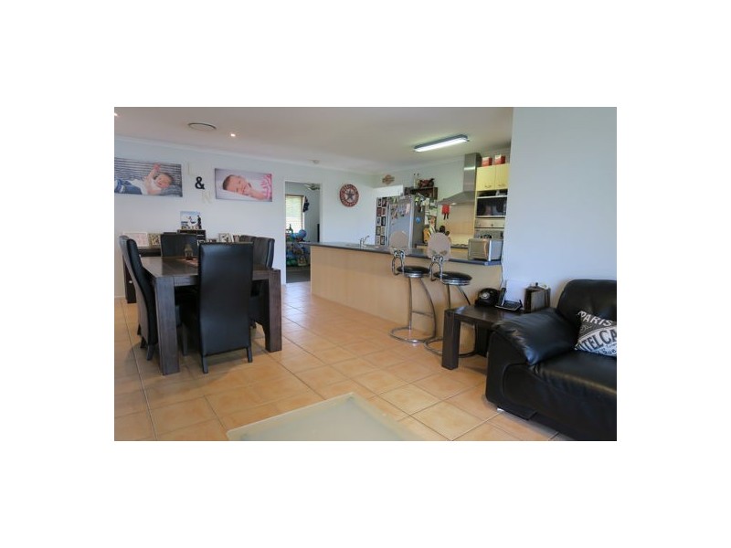 11 Hall Street, Peak Crossing QLD 4306