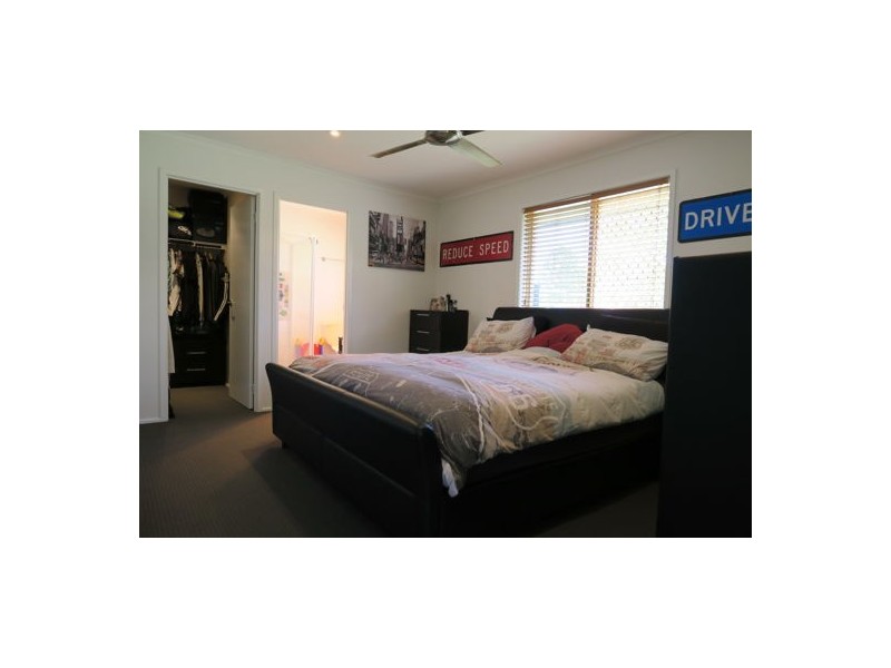 11 Hall Street, Peak Crossing QLD 4306