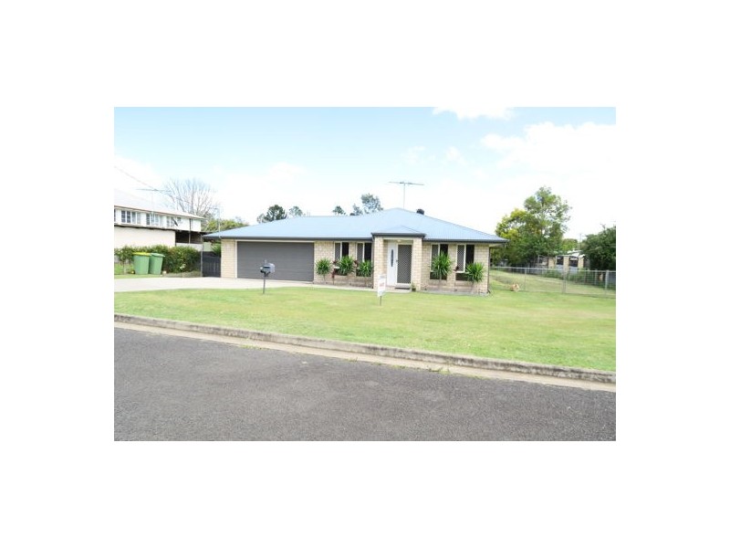 11 Hall Street, Peak Crossing QLD 4306