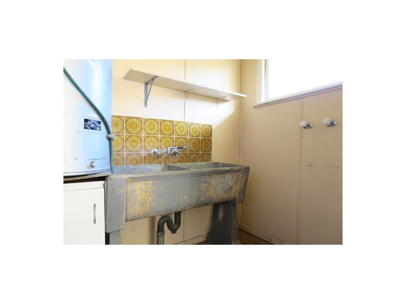 11 Gomer Street, Booval QLD 4304