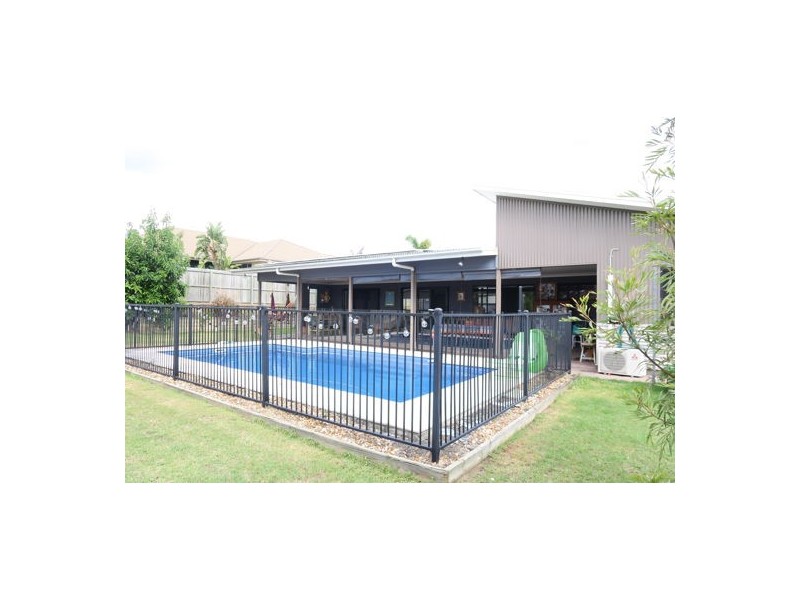 6 Chesterfield Place, Flinders View QLD 4305