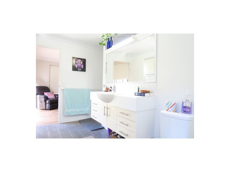 6 Chesterfield Place, Flinders View QLD 4305