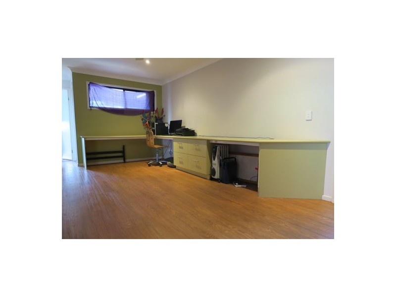 6 Chesterfield Place, Flinders View QLD 4305