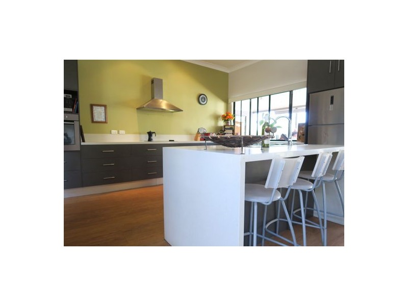 6 Chesterfield Place, Flinders View QLD 4305