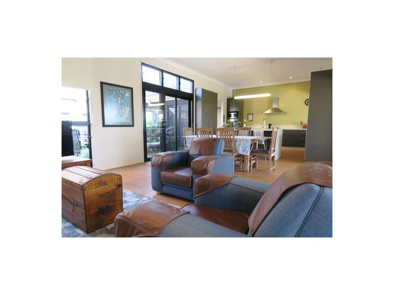 6 Chesterfield Place, Flinders View QLD 4305
