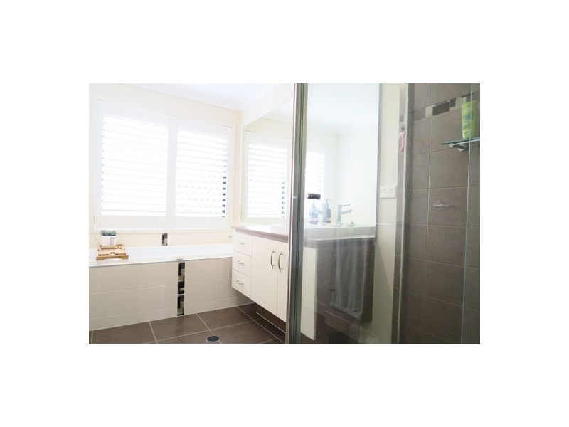 4 Fulham Close, Deebing Heights QLD 4306