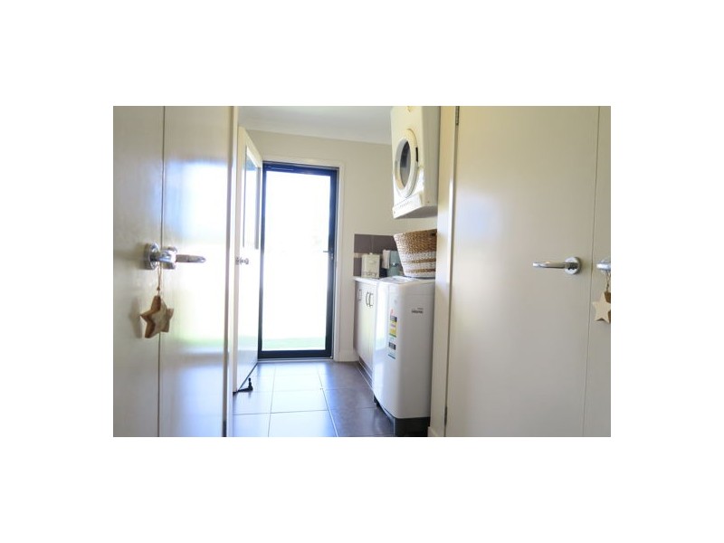 4 Fulham Close, Deebing Heights QLD 4306