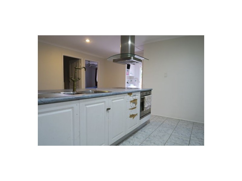 16 Midland Street, Yamanto QLD 4305