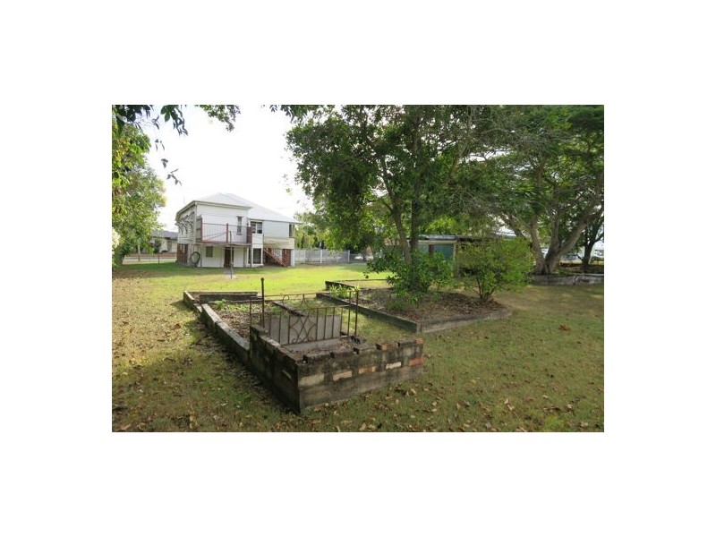 124 South Station Road, Silkstone QLD 4304