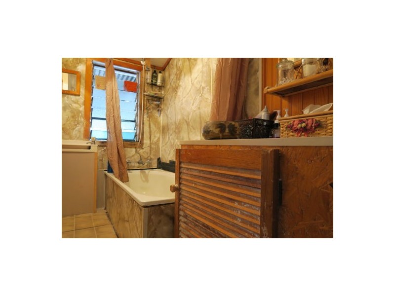 6-8 Hall Street, Peak Crossing QLD 4306