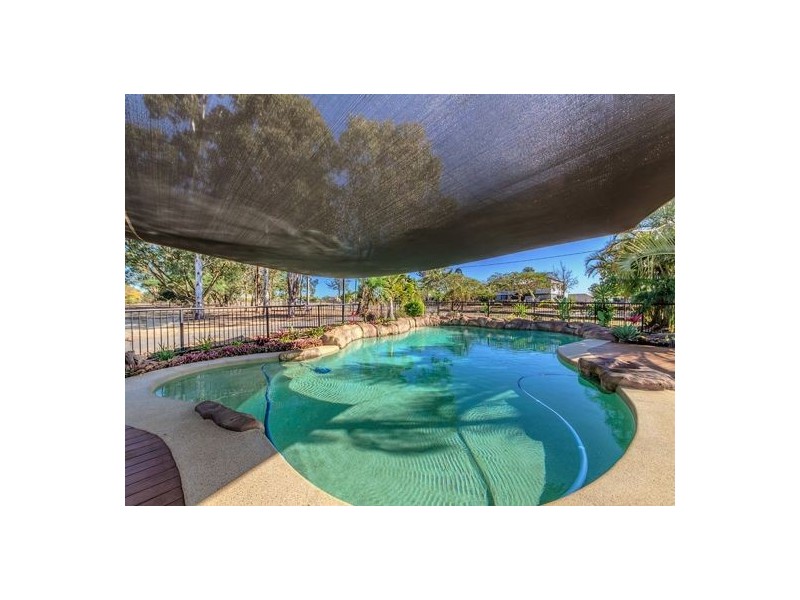 1 Roland Court, Peak Crossing QLD 4306