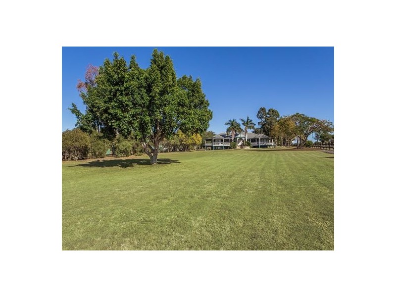 1 Roland Court, Peak Crossing QLD 4306