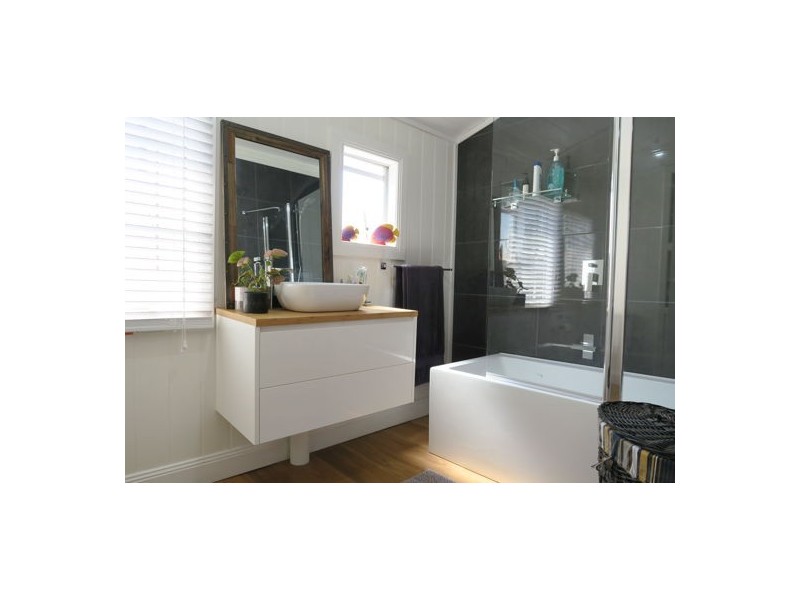 17 Whitehill Road, Newtown QLD 4305