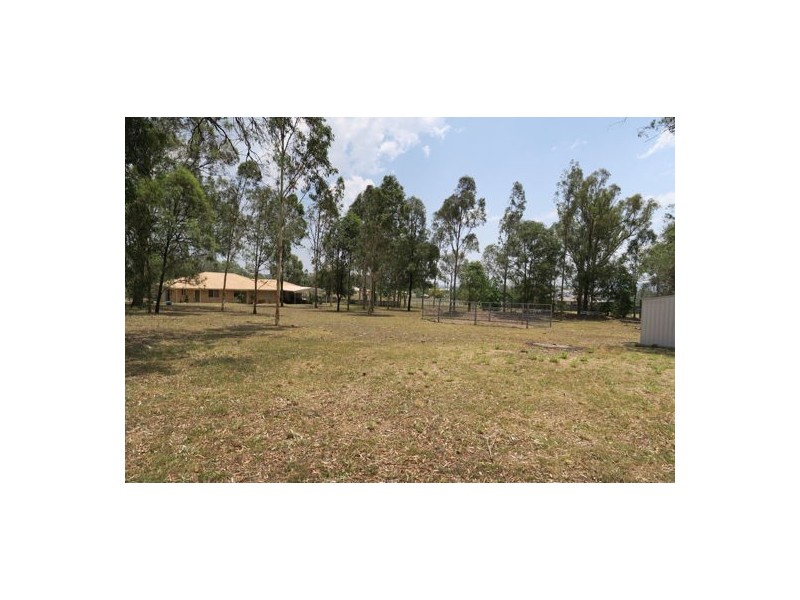 84 Flinders Street, Peak Crossing QLD 4306