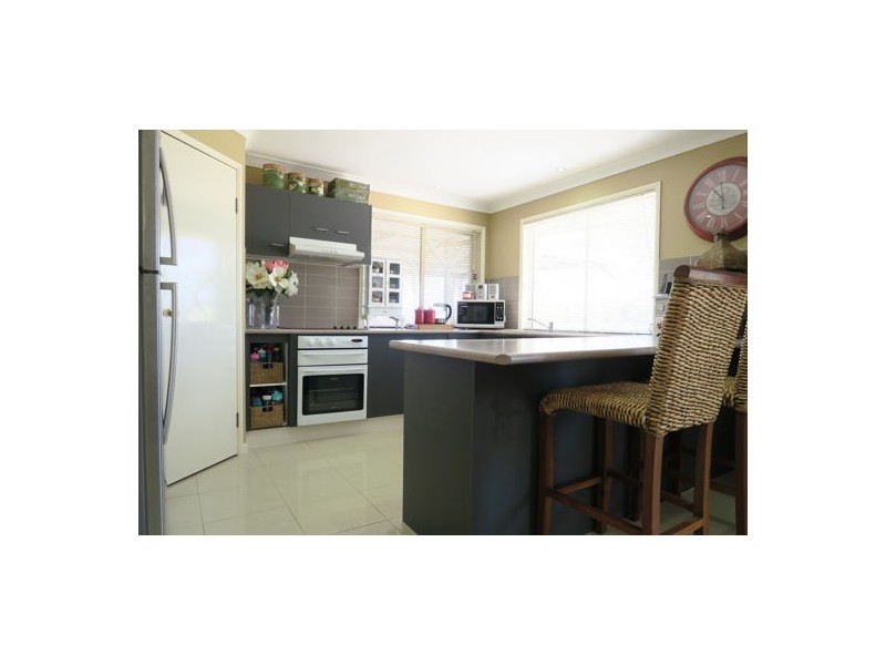 84 Flinders Street, Peak Crossing QLD 4306