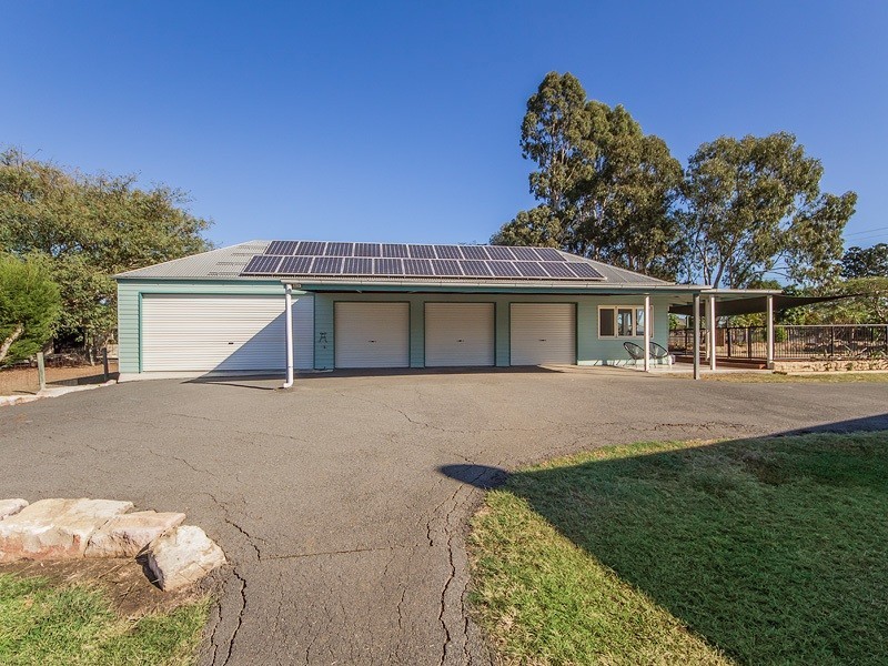 1 Roland Court, Peak Crossing QLD 4306