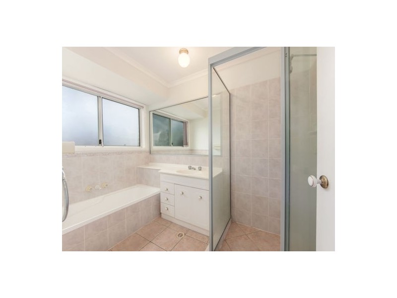 2 Lakewood Court, Flinders View QLD 4305