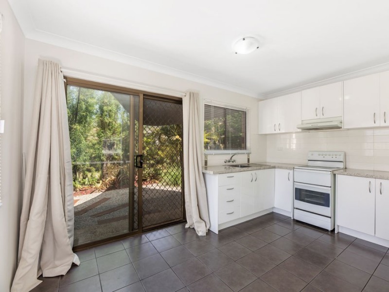 8 Barnes Court, Silkstone QLD 4304