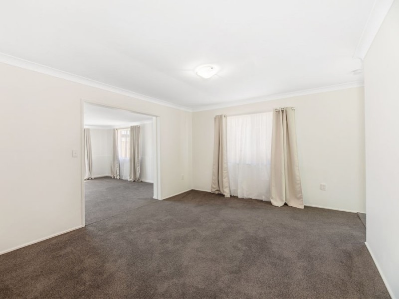 8 Barnes Court, Silkstone QLD 4304