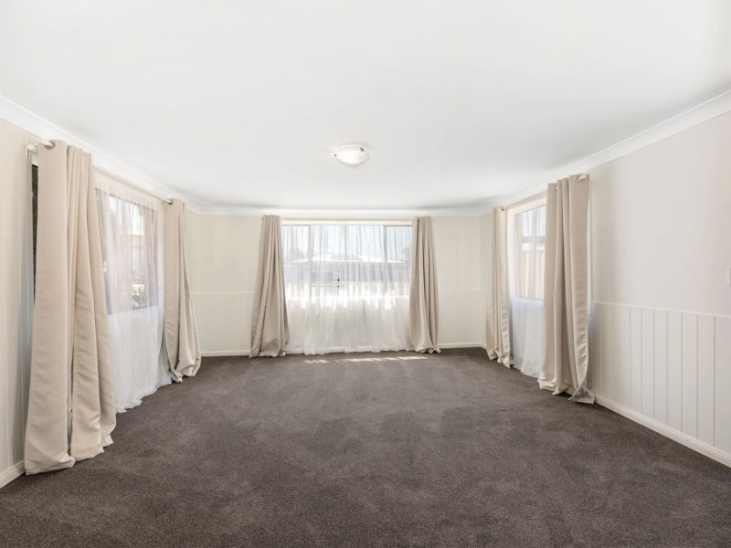 8 Barnes Court, Silkstone QLD 4304