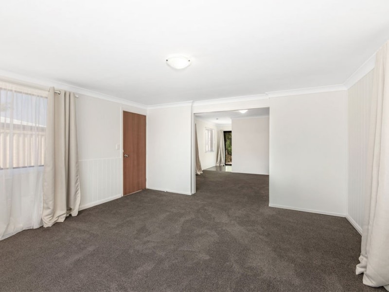 8 Barnes Court, Silkstone QLD 4304