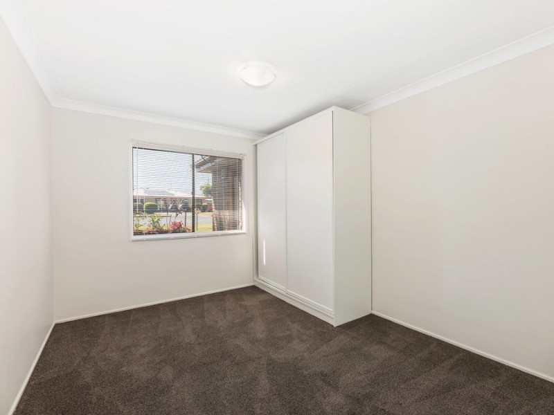 8 Barnes Court, Silkstone QLD 4304