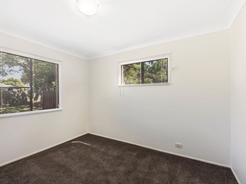 8 Barnes Court, Silkstone QLD 4304