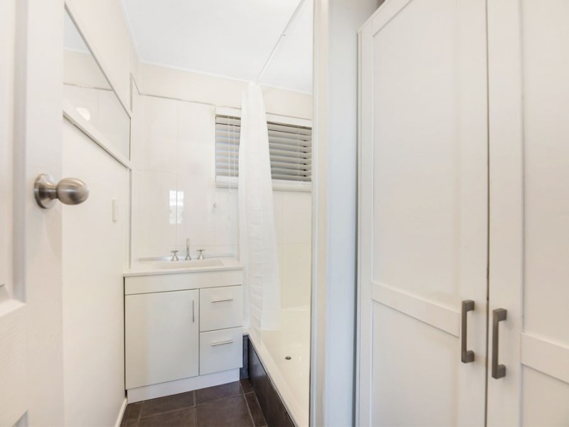 8 Barnes Court, Silkstone QLD 4304