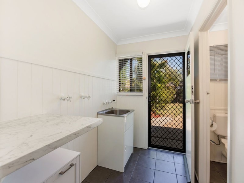 8 Barnes Court, Silkstone QLD 4304