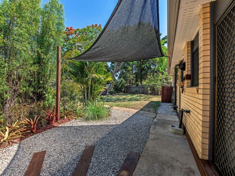 8 Barnes Court, Silkstone QLD 4304