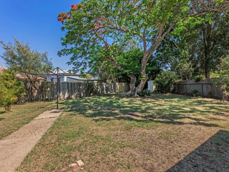 8 Barnes Court, Silkstone QLD 4304