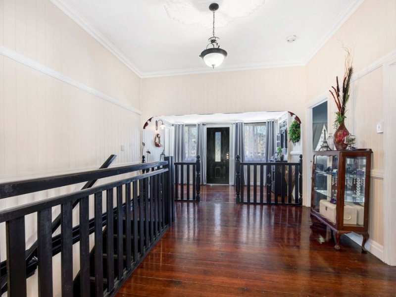 2 Walsh Street, Newtown QLD 4305