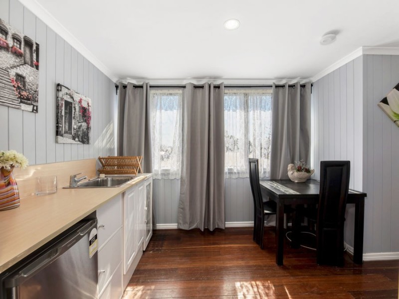 2 Walsh Street, Newtown QLD 4305