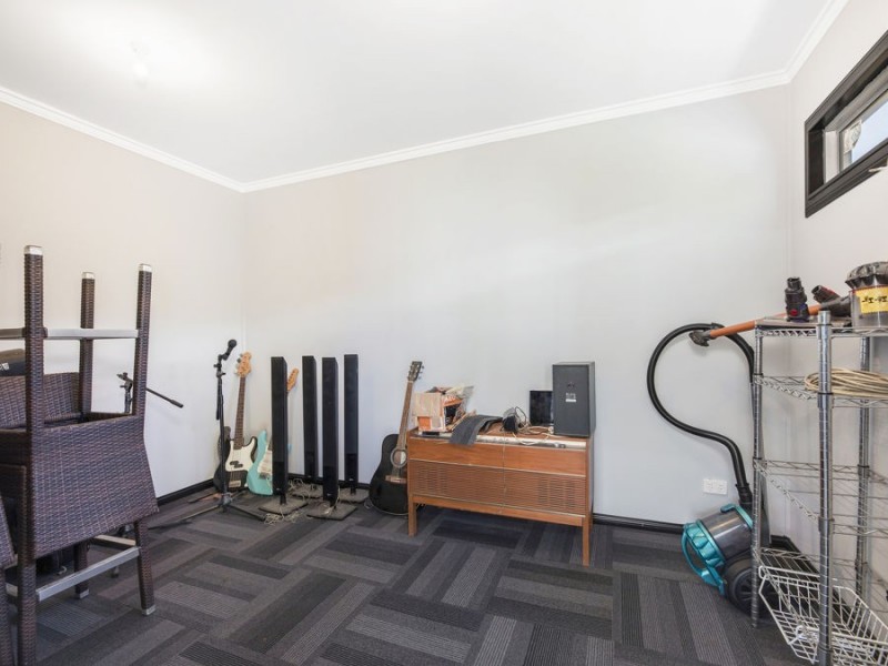 2 Walsh Street, Newtown QLD 4305