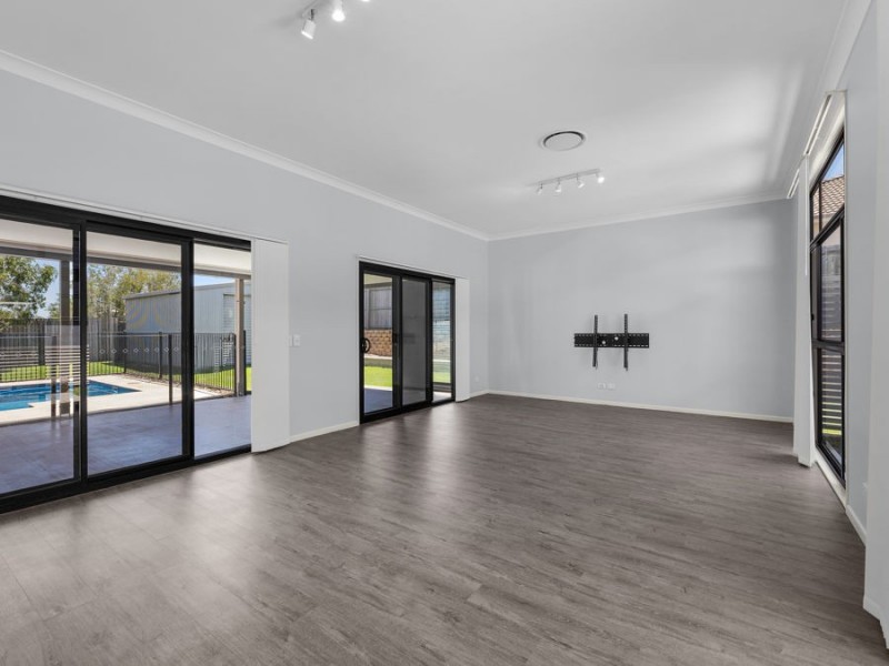 6 Chesterfield Place, Flinders View QLD 4305