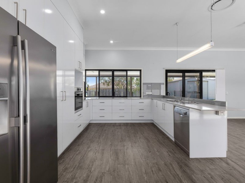 6 Chesterfield Place, Flinders View QLD 4305