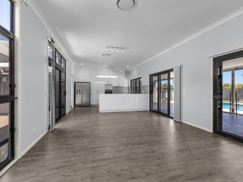 6 Chesterfield Place, Flinders View QLD 4305