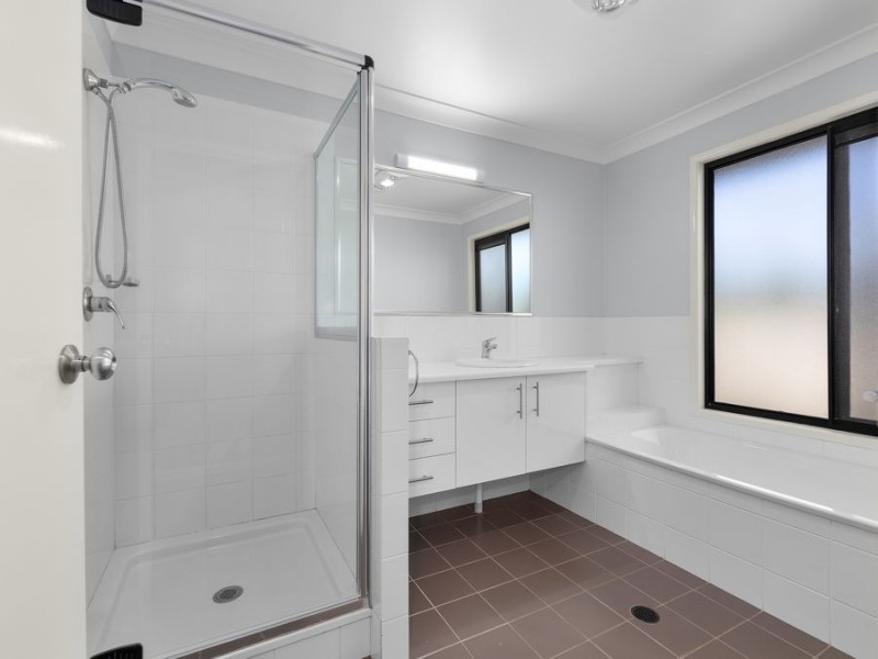 6 Chesterfield Place, Flinders View QLD 4305