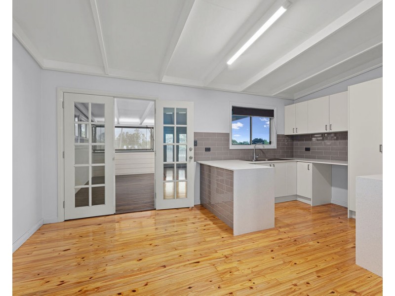 3 Pine Street, Flinders View QLD 4305