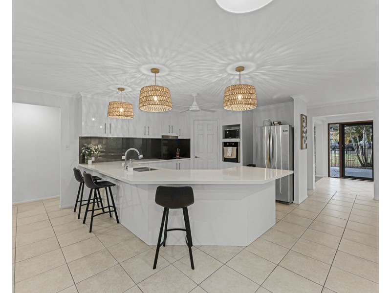 18 Alexandra Close, Flinders View QLD 4305