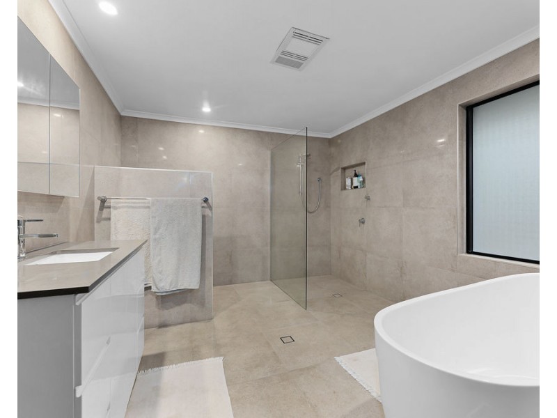 18 Alexandra Close, Flinders View QLD 4305