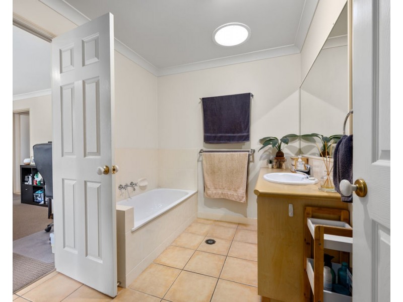 128 Kensington Drive, Flinders View QLD 4305