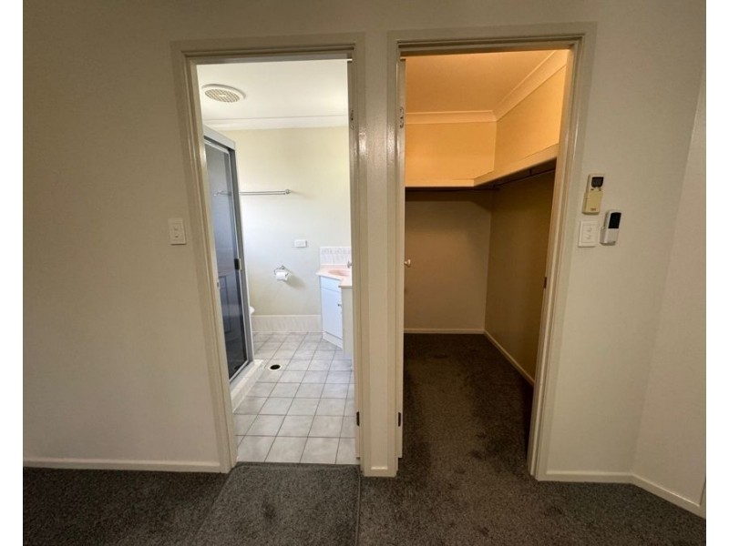 8 Redwood Place, Yamanto QLD 4305